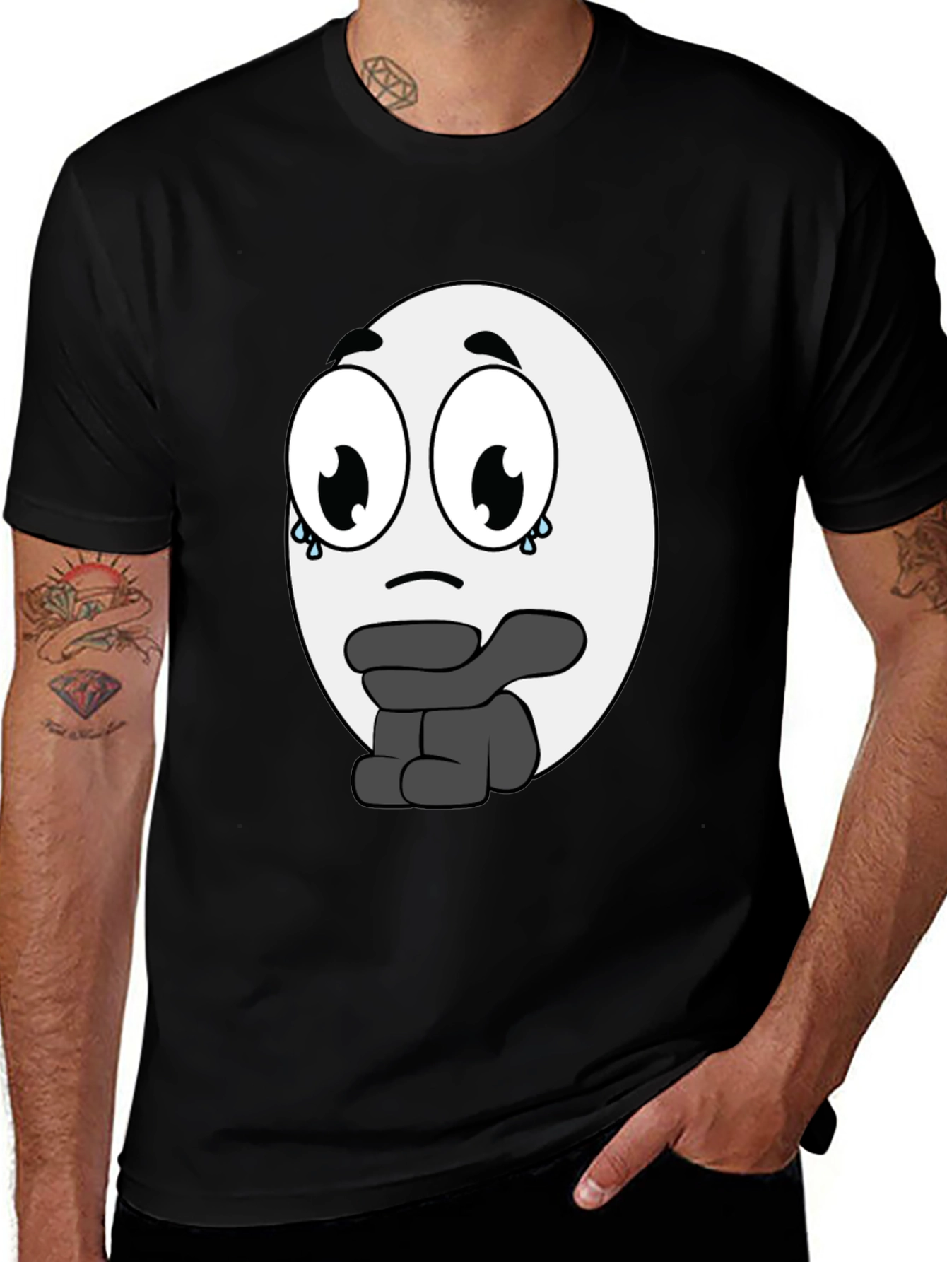 Camiseta Negra con Diseño de Emoticono Triste