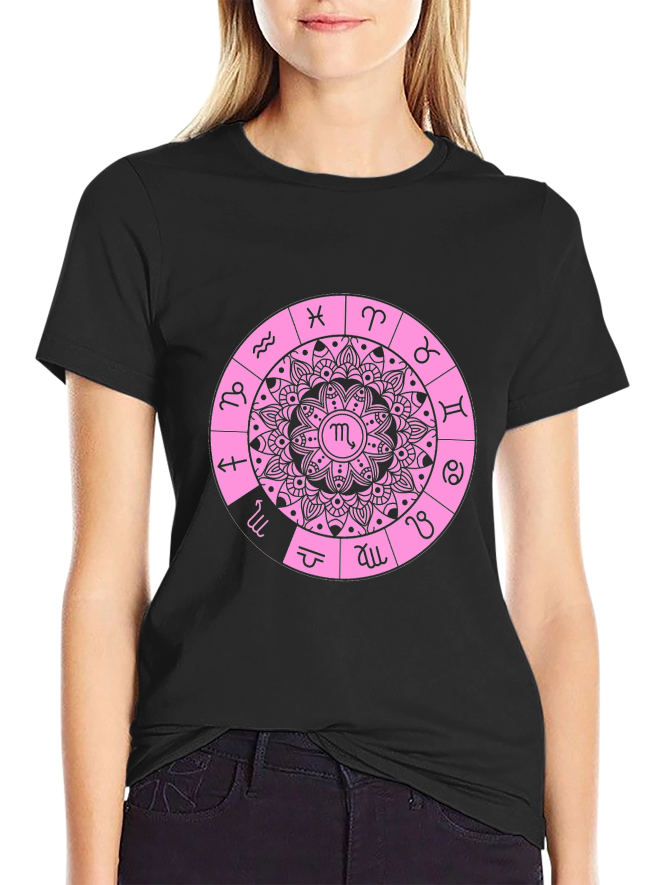 Camiseta Negra con Diseño de Mandala Zodiacal Rosa