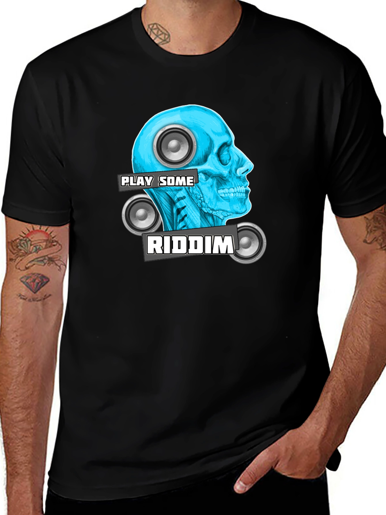 Camiseta Negra Play Some Riddim con Diseño de Cráneo