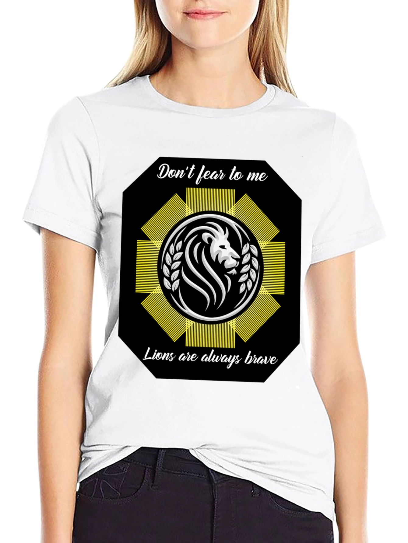 Camiseta Negra con Diseño de León Valiente