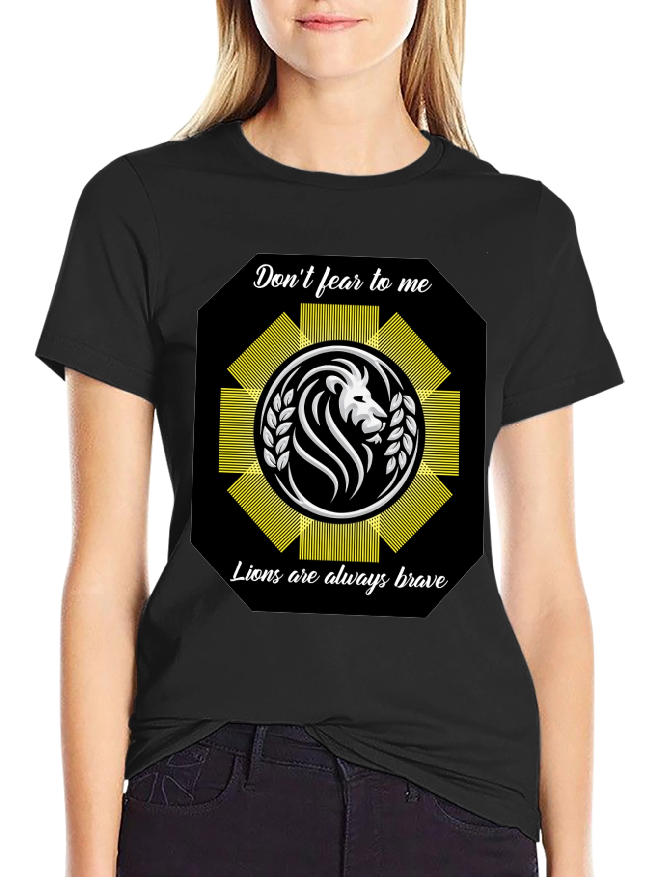 Camiseta Negra con Diseño de León Valiente