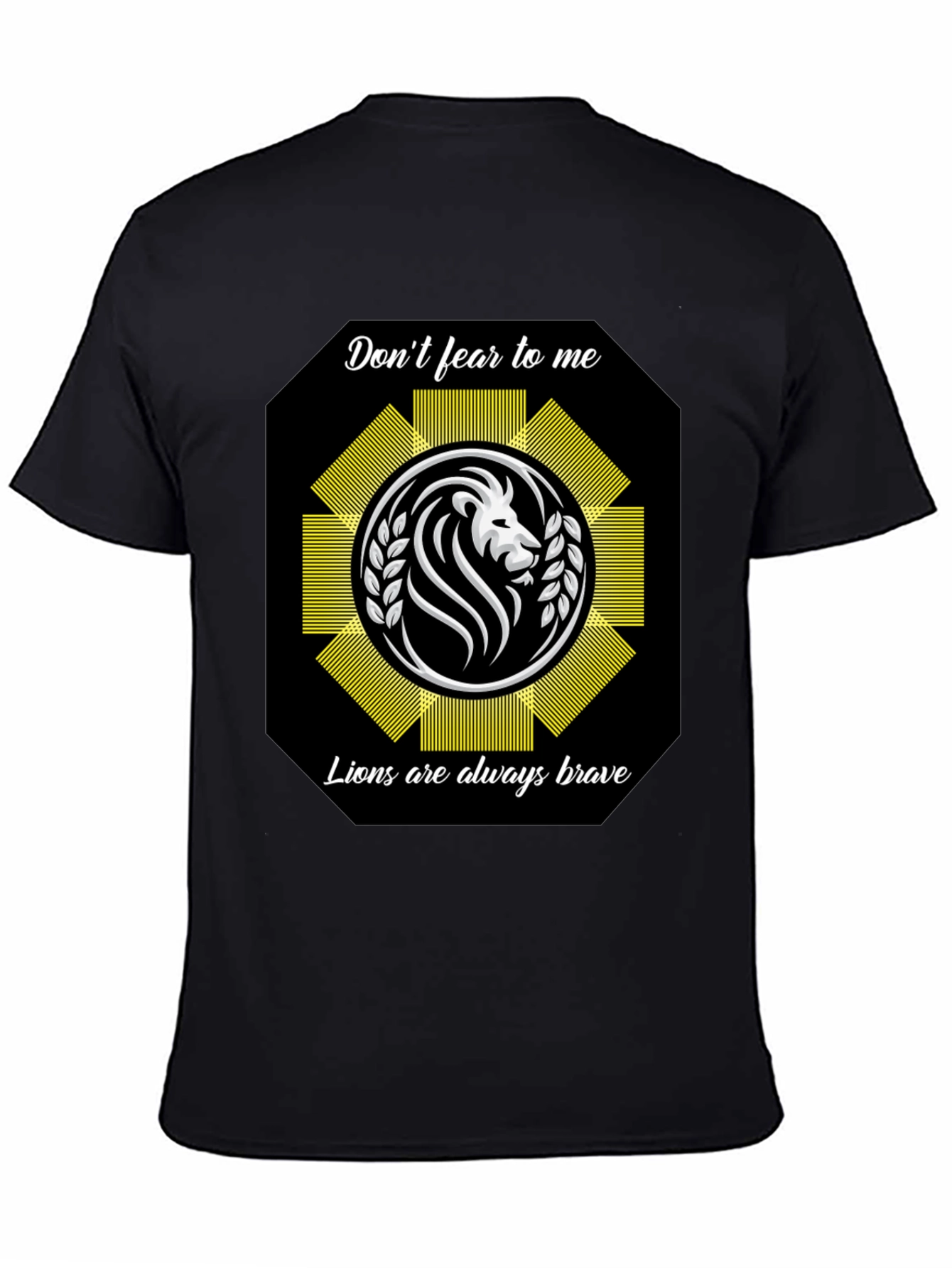Camiseta Negra con Diseño de León Valiente