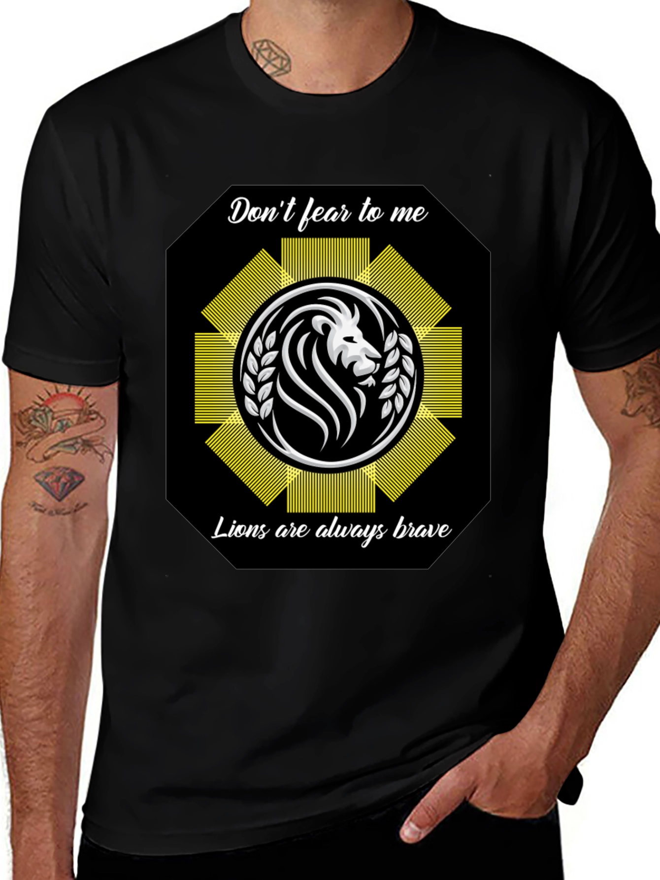 Camiseta Negra con Diseño de León Valiente