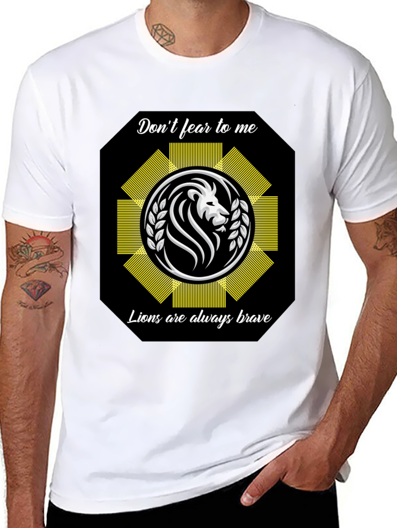Camiseta Negra con Diseño de León Valiente