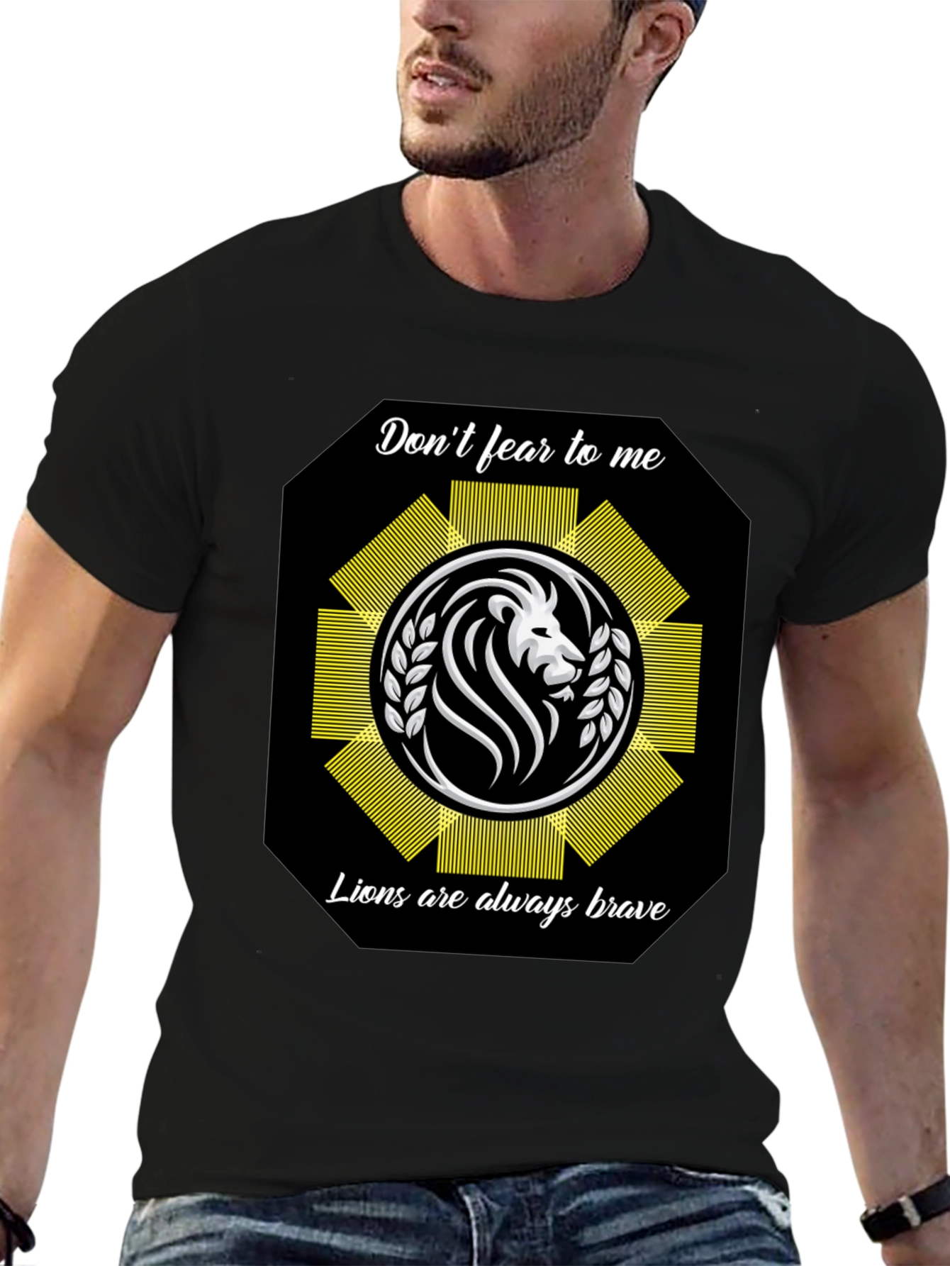 Camiseta Negra con Diseño de León Valiente