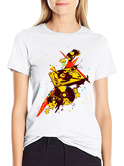 Camiseta Negra con Diseño Abstracto de DJ