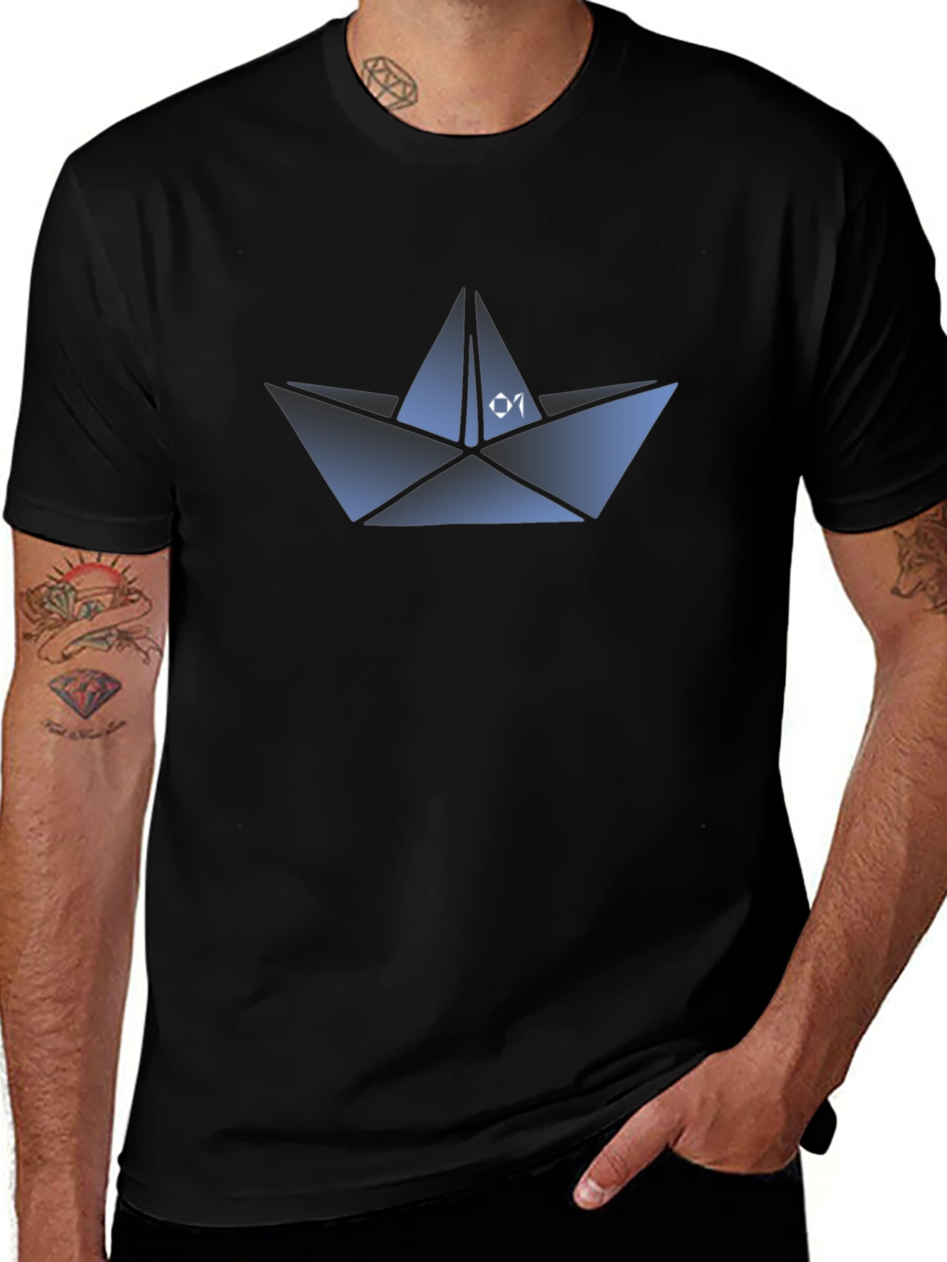 Camiseta Negra con Diseño de Barco de Papel