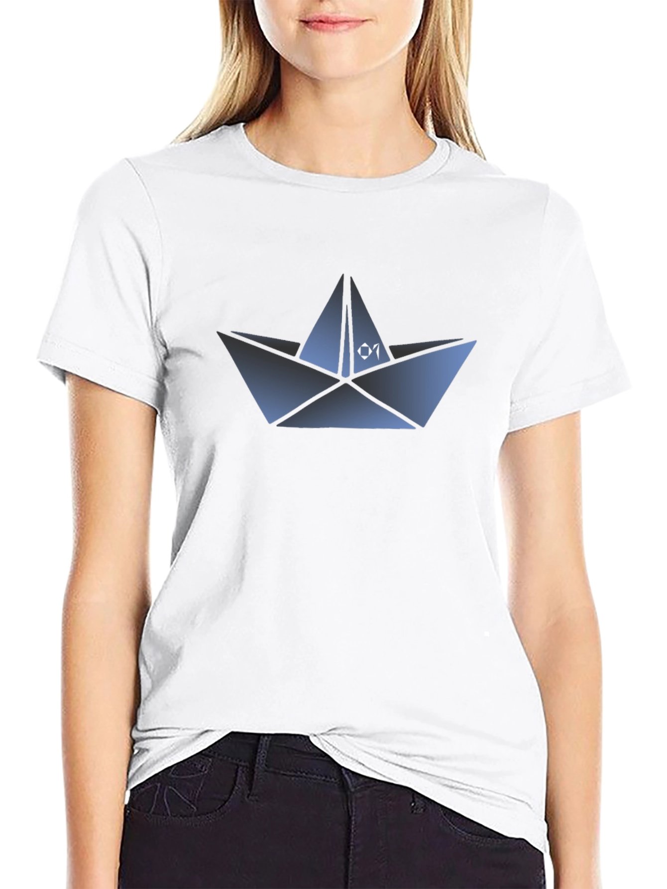 Camiseta Negra con Diseño de Barco de Papel