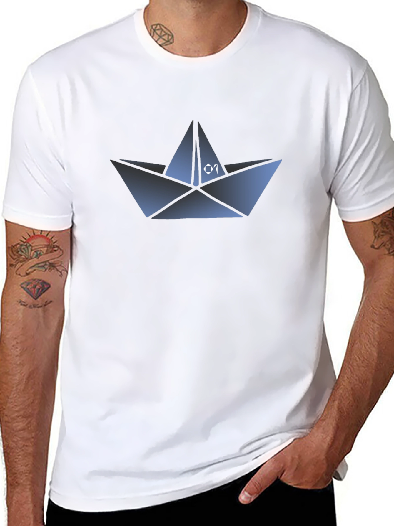 Camiseta Negra con Diseño de Barco de Papel