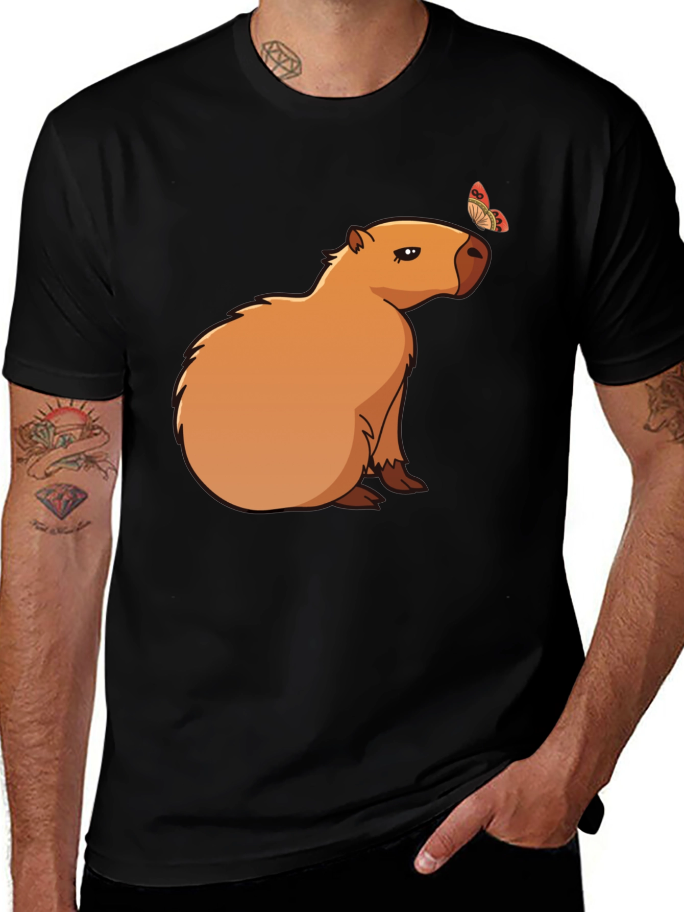 Camiseta Negra con Capibara y Mariposa