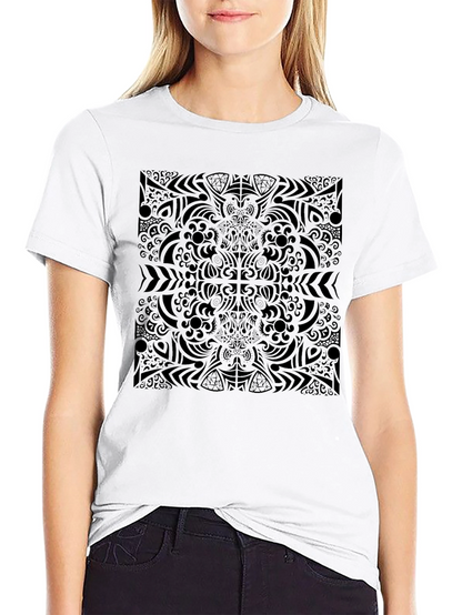 Camiseta Negra Estampado Abstracto Estilo Mandala