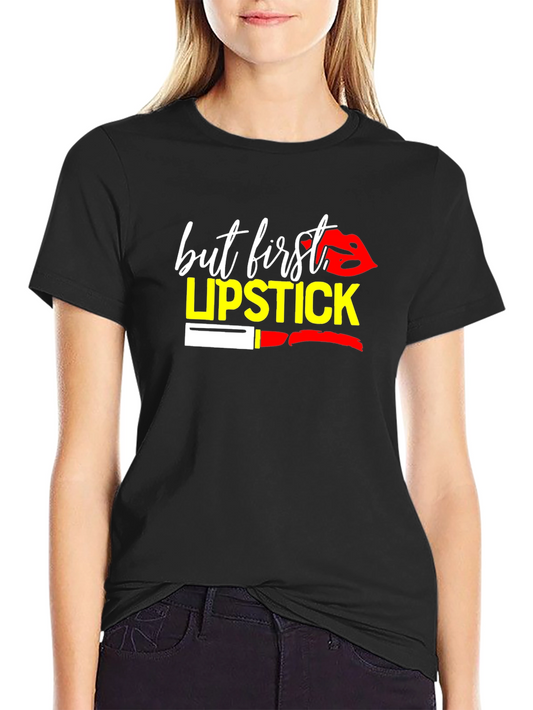 Camiseta Negra con Diseño de Labios y Texto But First Lipstick