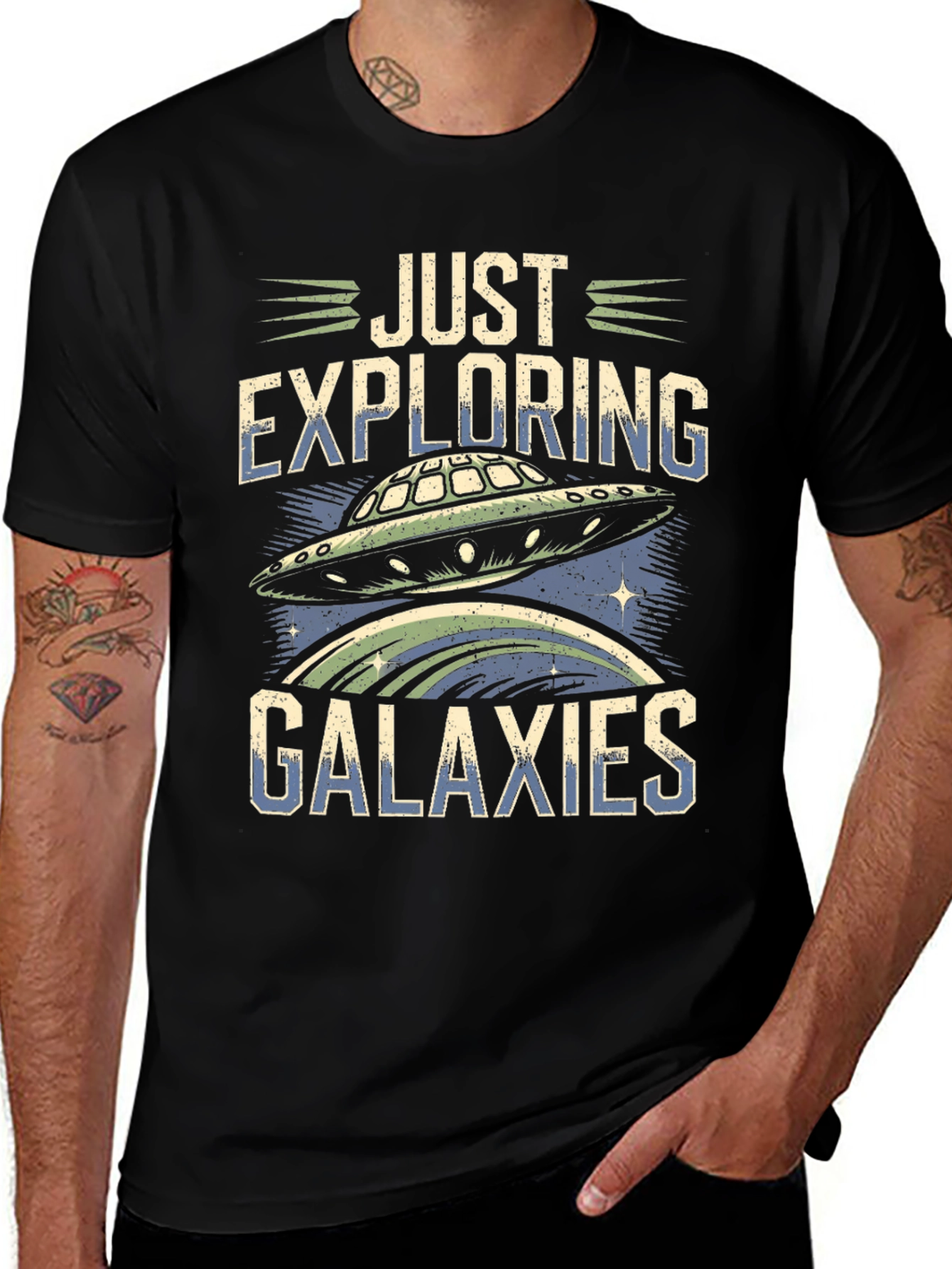 Camiseta Negra Explorando Galaxias con Diseño OVNI