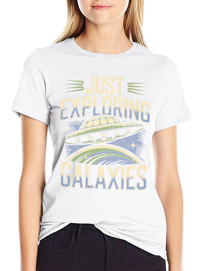 Camiseta Negra Explorando Galaxias con Diseño OVNI