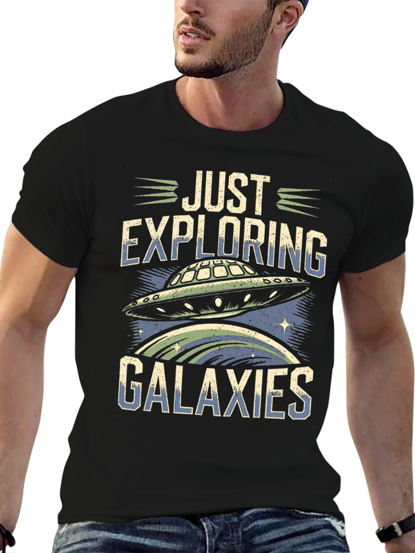 Camiseta Negra Explorando Galaxias con Diseño OVNI