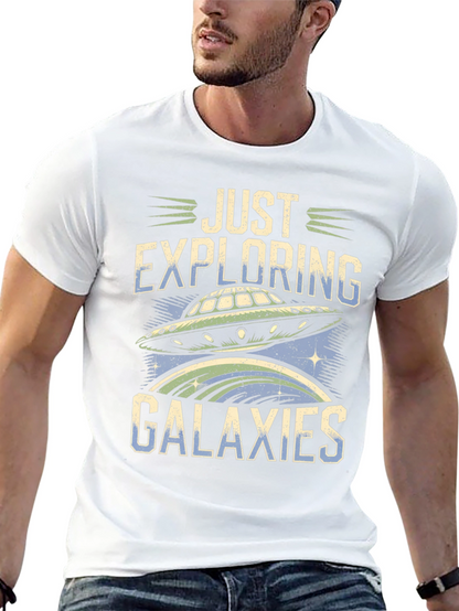 Camiseta Negra Explorando Galaxias con Diseño OVNI