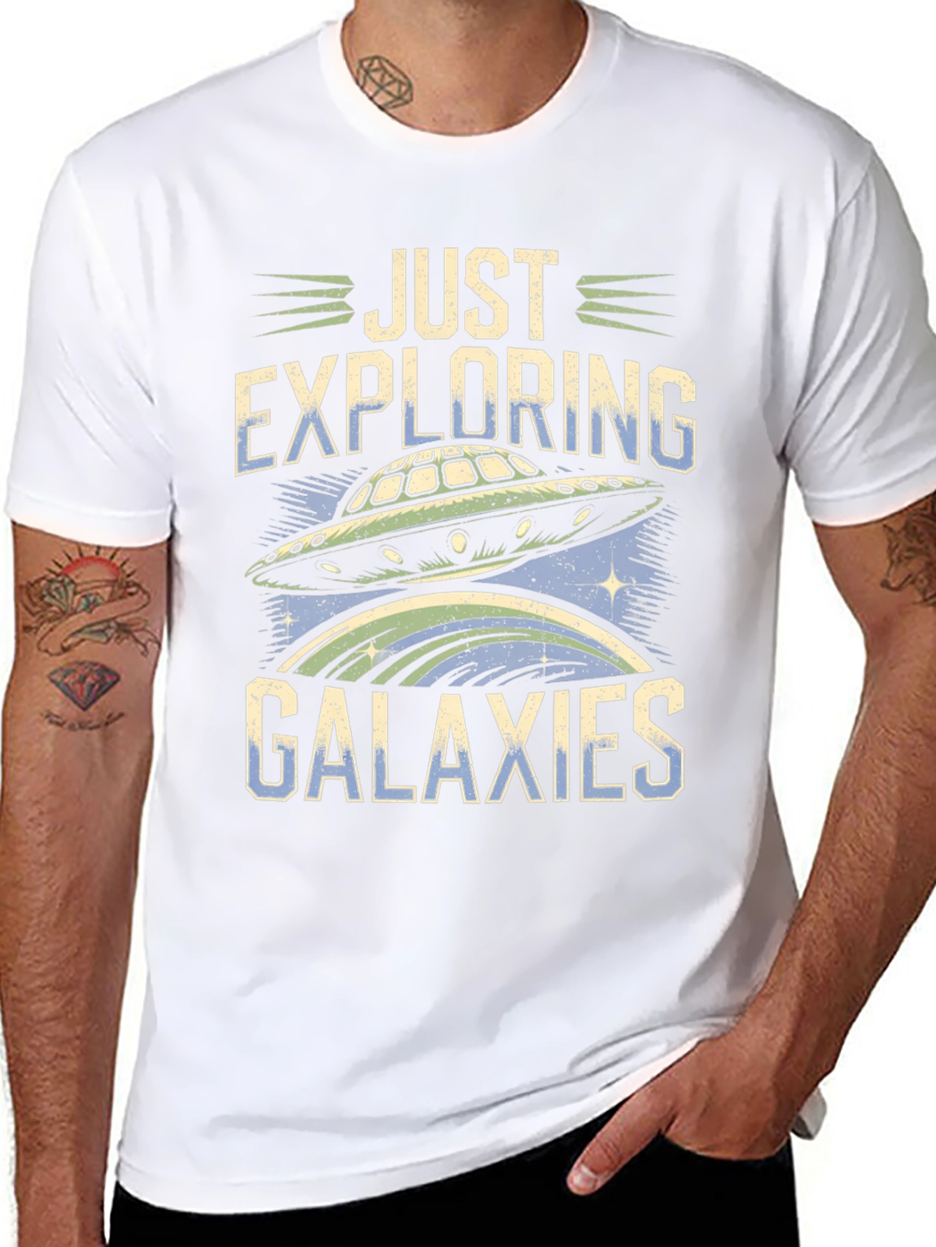 Camiseta Negra Explorando Galaxias con Diseño OVNI