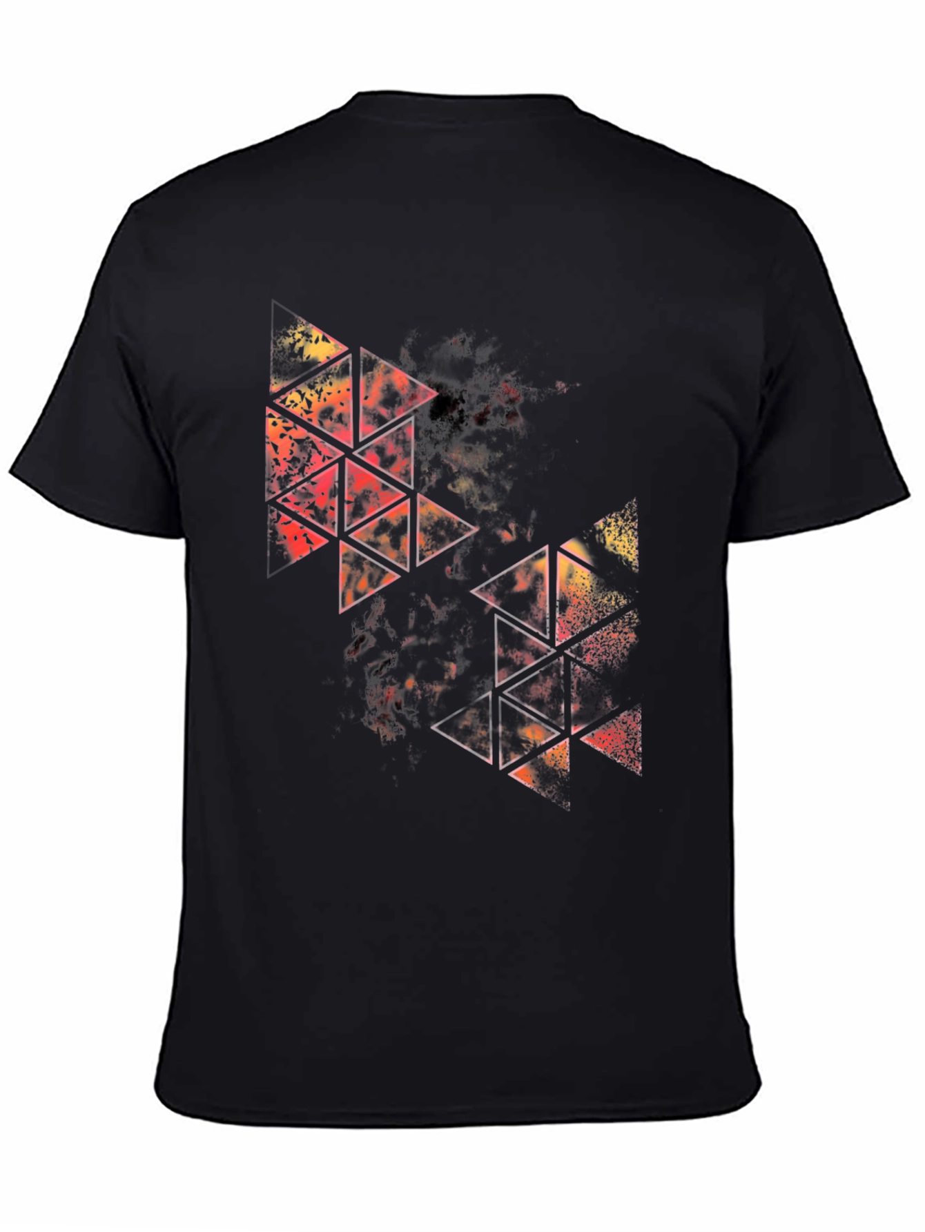 Camiseta Negra con Diseño Abstracto de Triángulos