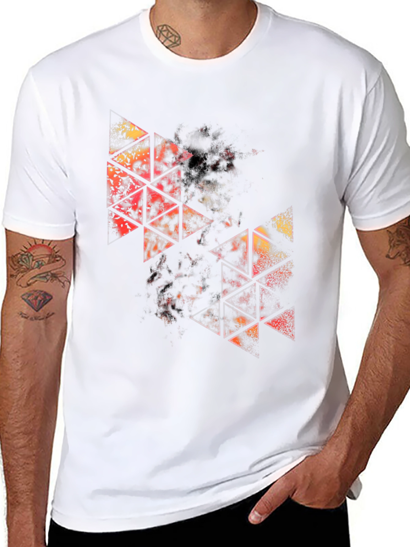 Camiseta Negra con Diseño Abstracto de Triángulos
