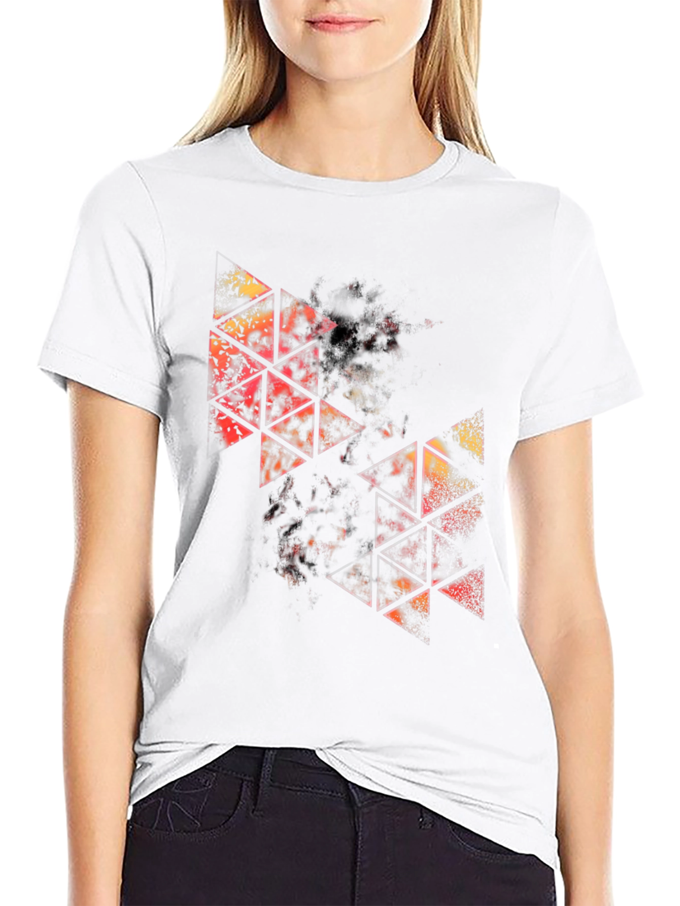 Camiseta Negra con Diseño Abstracto de Triángulos