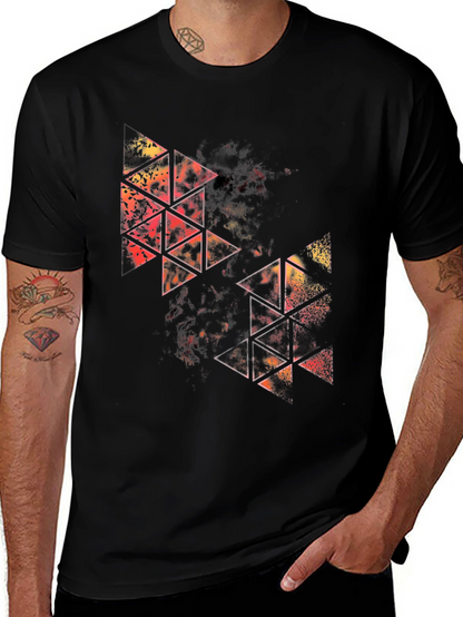 Camiseta Negra con Diseño Abstracto de Triángulos