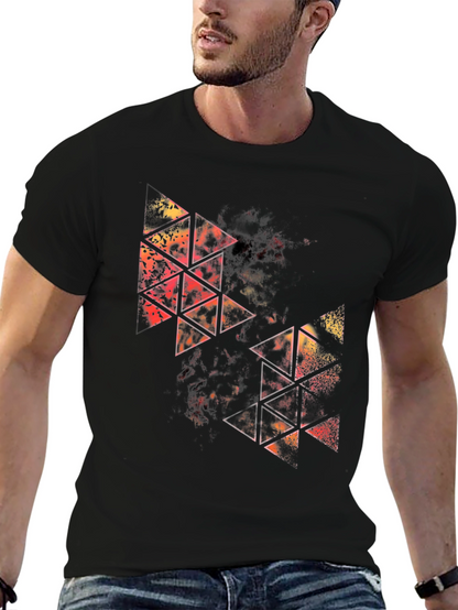 Camiseta Negra con Diseño Abstracto de Triángulos
