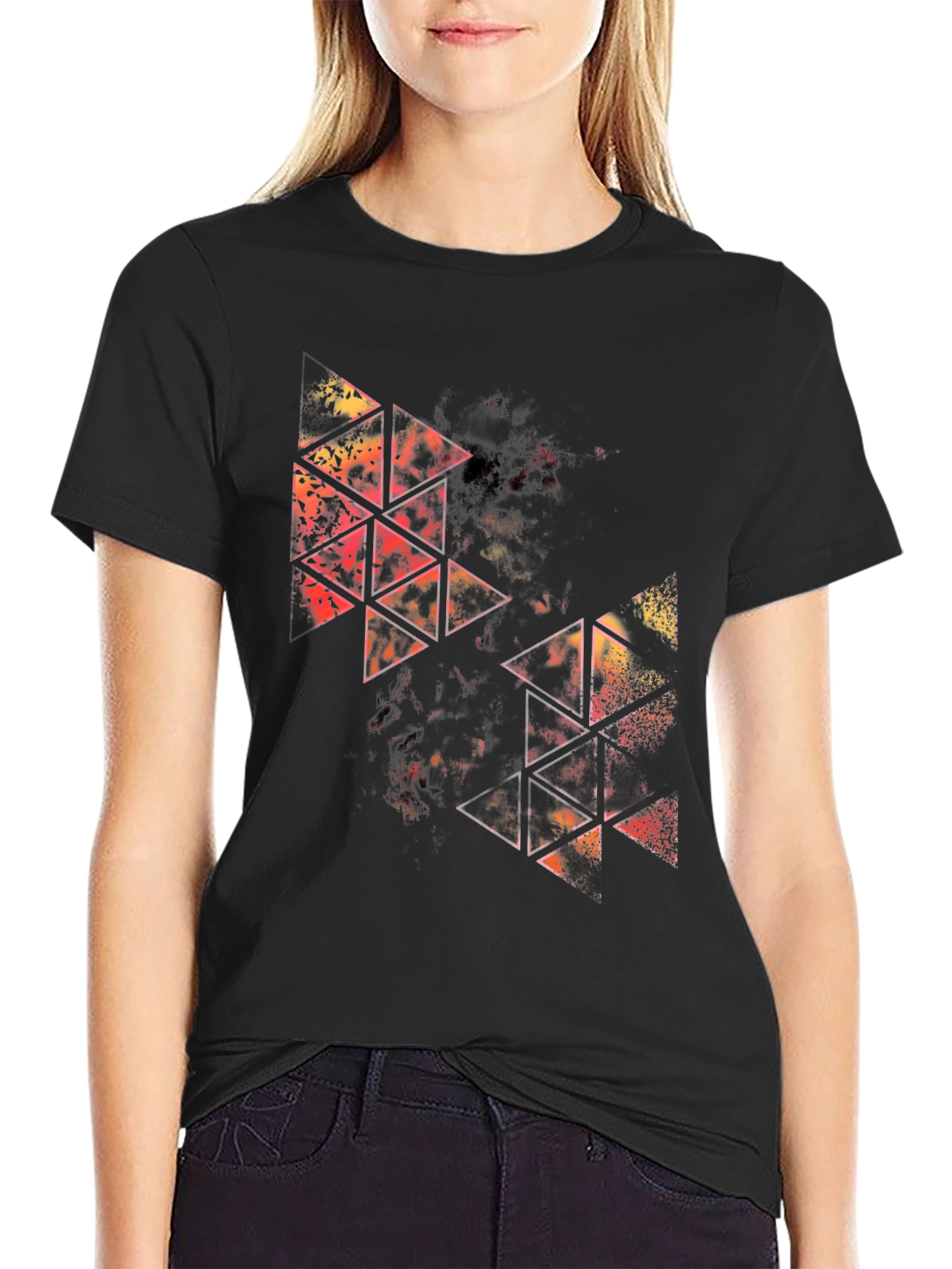 Camiseta Negra con Diseño Abstracto de Triángulos