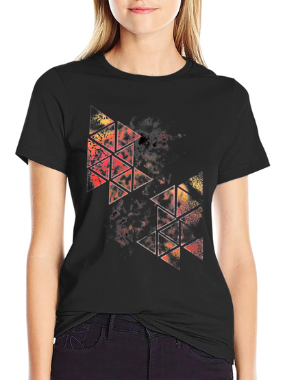 Camiseta Negra con Diseño Abstracto de Triángulos